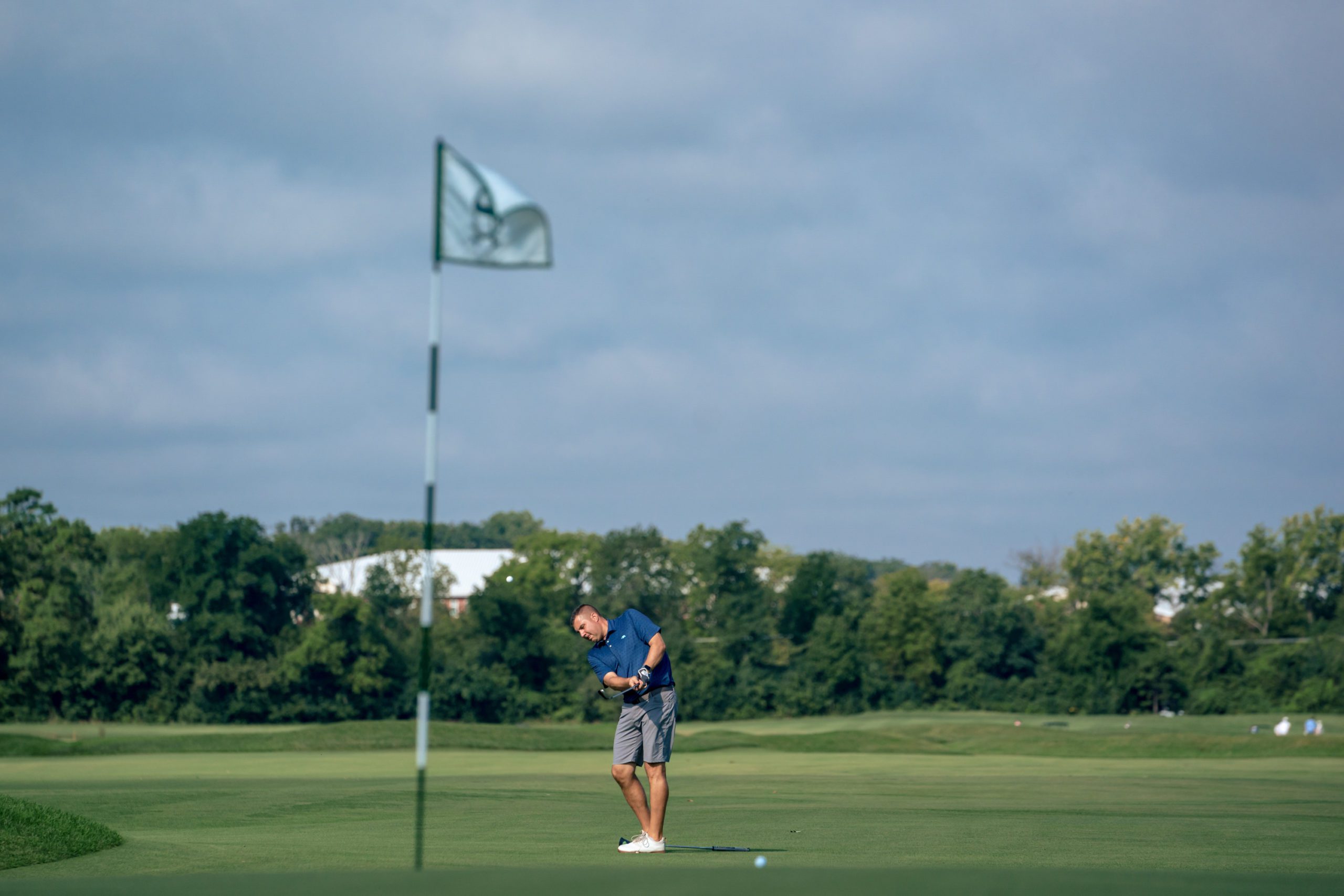 a golfer putts