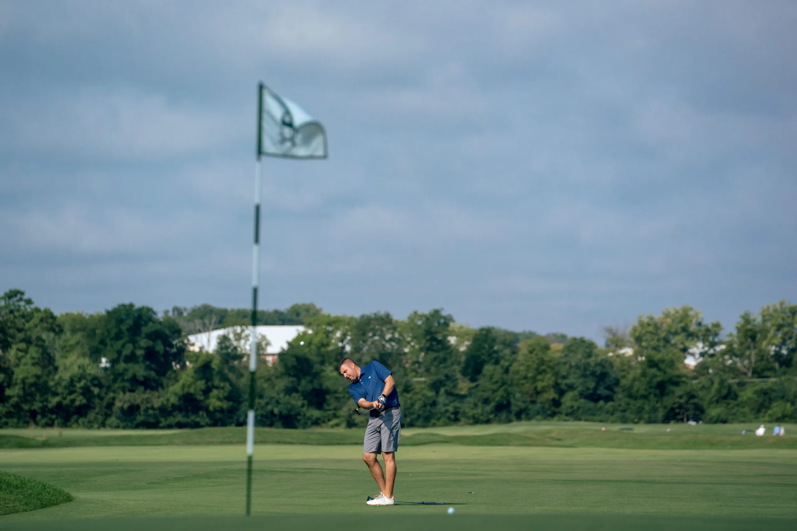 a golfer putts